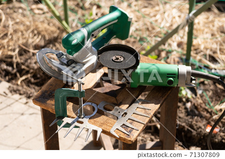 Sharpen the blade of a lawn clipper with a disc grinder 71307809