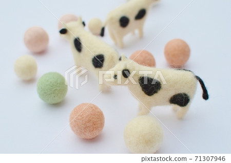 Wool felt cow and felt ball Wool felt cow and felt ball 71307946