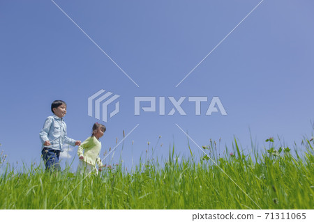 孩子們在銀行里跑 71311065
