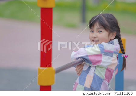 Girls playing with iron bars 71311109