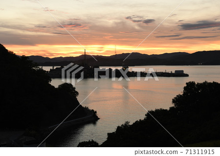 瀨戶內島上的日落,被稱為現代軍艦島 瀨戶內島上的日落,被稱為現代軍艦島 71311915