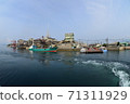 在一艘船上被稱為現代群館島的瀨戶內契約島的景色 71311929