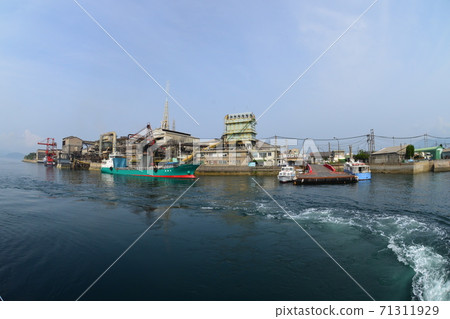 在一艘船上被稱為現代群館島的瀨戶內契約島的景色 71311929