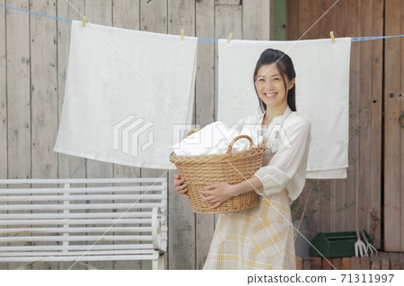 拿著洗衣籃的婦女 拿著洗衣籃的婦女 71311997