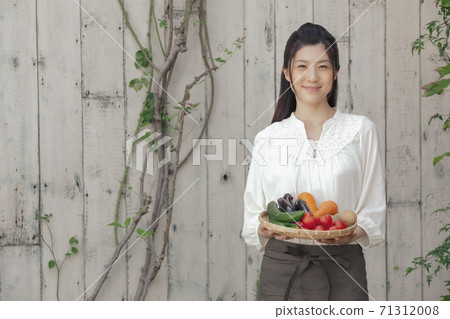 有一隻猴子的一名婦女與菜 71312008