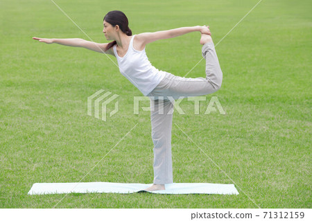 在草坪上玩瑜伽的女人 在草坪上玩瑜伽的女人 71312159