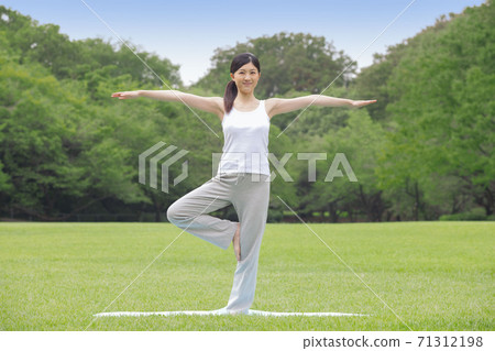 在草坪上玩瑜伽的女人 在草坪上玩瑜伽的女人 71312198