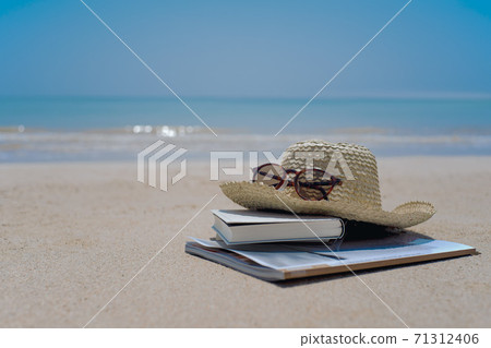 沙灘上的書，草帽和太陽鏡 71312406