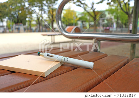 Electronic cigarettes and books 71312817