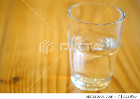 A glass of water placed on the desk 71312950