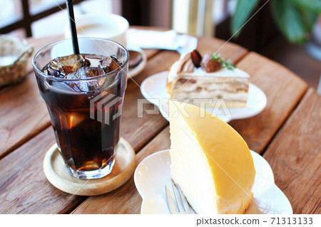 Iced coffee and cake 71313133