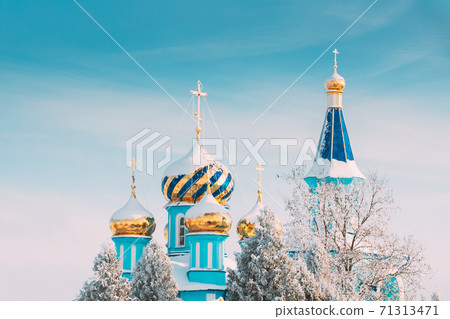 Village Krasnoe, Gomel Region, Belarus. Old Orthodox Church Of The Assumption At Sunny Winter Snowy Day. Famous Landmark In Snowy Park. Dome Close Up 71313471
