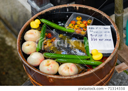 將夏季蔬菜浸泡在冷水中 71314338