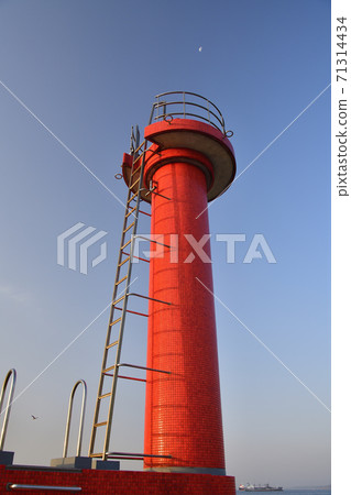 Photographing the morning scenery of the red lighthouse at the Irifune fishing port in Hakodate, Hokkaido Photographing the morning scenery of the red lighthouse at the Irifune fishing port in Hakodate, Hokkaido 71314434