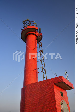 Photographing the morning scenery of the red lighthouse at the Irifune fishing port in Hakodate, Hokkaido Photographing the morning scenery of the red lighthouse at the Irifune fishing port in Hakodate, Hokkaido 71314435
