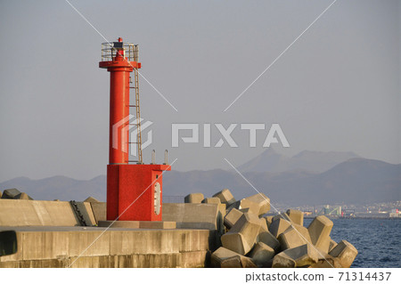 Photographing the morning scenery of the red lighthouse at the Irifune fishing port in Hakodate, Hokkaido Photographing the morning scenery of the red lighthouse at the Irifune fishing port in Hakodate, Hokkaido 71314437