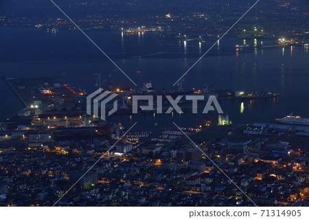 Photographing the scenery of the Hakodate dock before dawn from Mt. Hakodate, Hakodate City, Hokkaido Photographing the scenery of the Hakodate dock before dawn from Mt. Hakodate, Hakodate City, Hokkaido 71314905