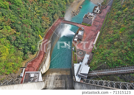 宮瀨水壩相川第一發電站(秋天)的排水 宮瀨水壩相川第一發電站(秋天)的排水 71315123