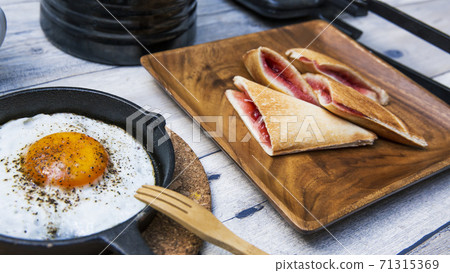 戶外早餐用熱的煎蛋捲和草莓醬三明治的形象 71315369