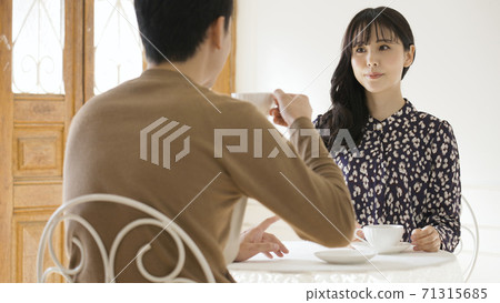 Young couple talking at a coffee shop 71315685