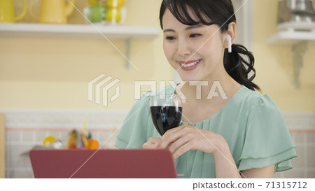 年輕婦女在網上喝酒聚會 71315712