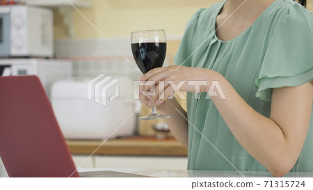 年輕婦女在網上喝酒聚會 71315724
