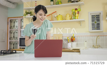 年輕婦女在網上喝酒聚會 71315729
