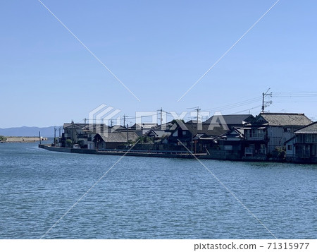 Kawatana-cho, Higashisonogi-gun, Nagasaki Prefecture, a row of houses like a boathouse built along the river 71315977