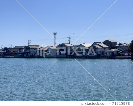 Kawatana-cho, Higashisonogi-gun, Nagasaki Prefecture, a row of houses like a boathouse built along the river 71315978