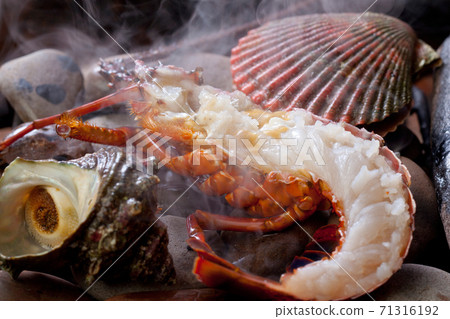 Seafood net-grilled spiny lobster and shellfish Seafood net-grilled spiny lobster and shellfish 71316192