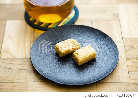 Taiwanese specialty peanut confectionery "Hanasei Soup" and tea Taiwanese specialty peanut confectionery "Hanasei Soup" and tea 71316567