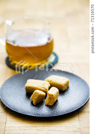 台灣特產花生糖果“花精”和茶 台灣特產花生糖果“花精”和茶 71316570