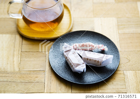 台灣特產花生糖果“花精”和茶 台灣特產花生糖果“花精”和茶 71316571