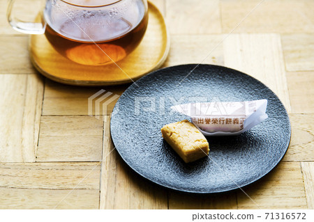 台灣特產花生糖果“花精”和茶 台灣特產花生糖果“花精”和茶 71316572