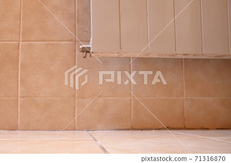 Old brown tiles 71316870