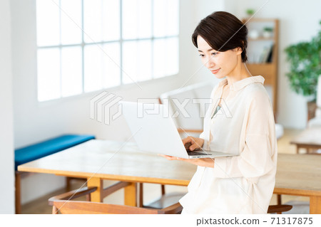 Telework Female Middle Living Lifestyle Casual Telework Female Middle Living Lifestyle Casual 71317875