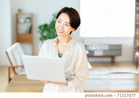 遠程辦公女性中生活生活方式休閒 71317877