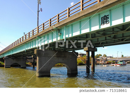 順河而下的船在新中川上的鹿本橋 71318661