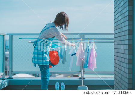Child-rearing housewife, laundry drying, outside drying Child-rearing housewife, laundry drying, outside drying 71318665