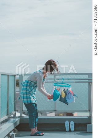 Child-rearing housewife, laundry drying, outside drying 71318666