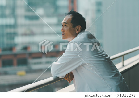 男性穿著50多歲的白色外套 71319275