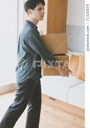 移動 搬家 男人 71320979
