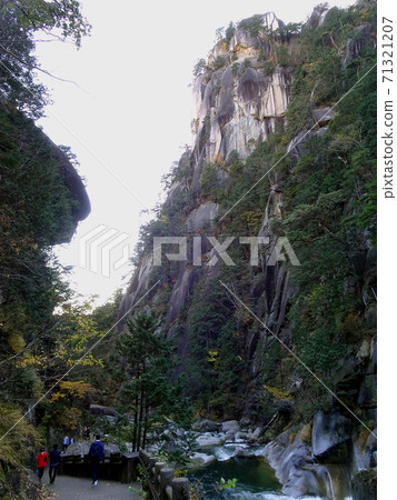 高聳的岩壁和山谷/昇仙峽（山梨縣甲府市） 71321207