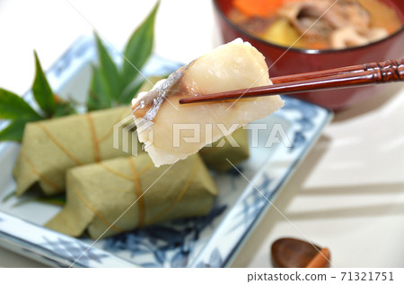 Up of persimmon leaf sushi 71321751