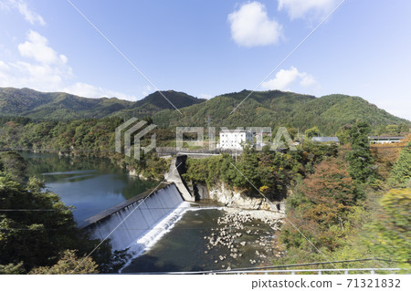 從正在運行的會津鐵道列車看到的小谷發電廠 71321832