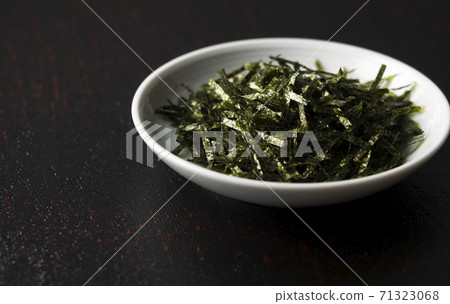 Pick up seaweed 71323068