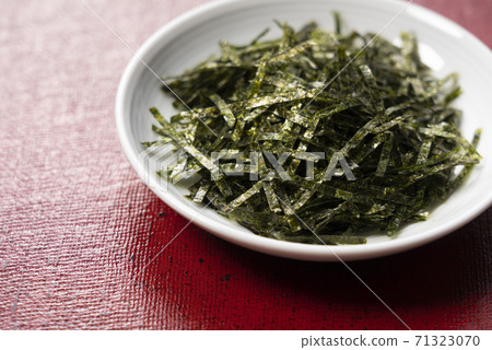 Pick up seaweed Pick up seaweed 71323070