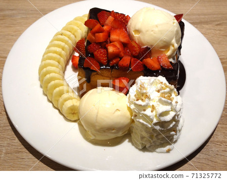 chocolate toast with banana and ice cream 71325772