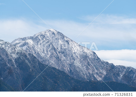 Mt. Hijiri in the Southern Alps with yellow leaves and snow 71326831