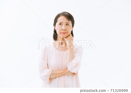 資深女性擔心思考 71326999